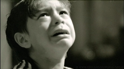 Детский эпизод: слёзы | Кадр из х. ф. «13 заданий» (2006)